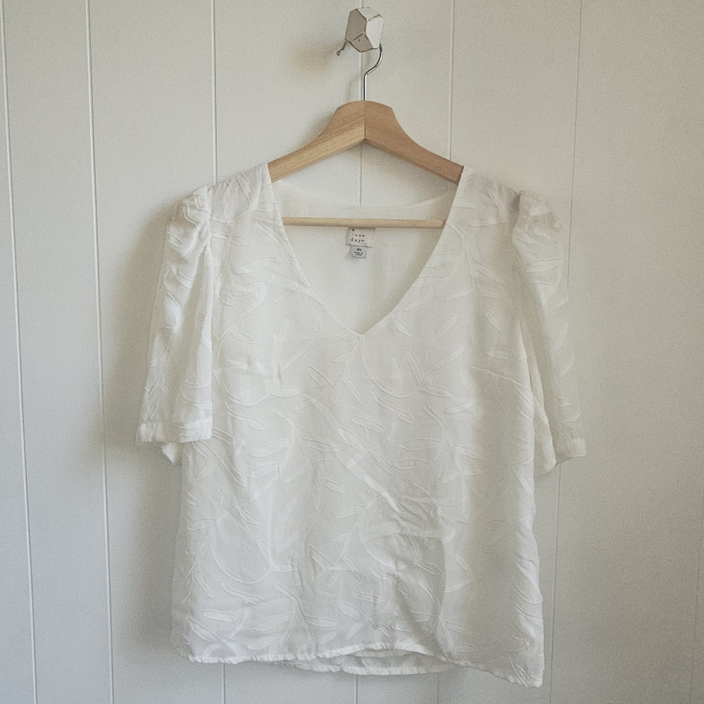 ☆ A NEW DAY White Textured Floral Top